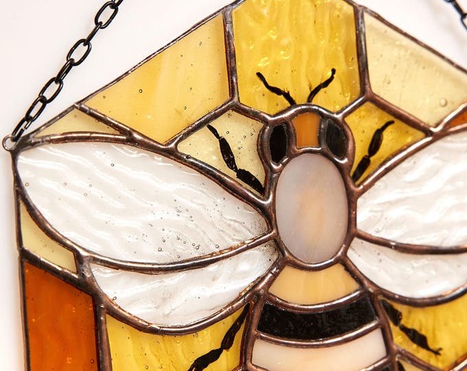 Stained Glass Bee Suncatcher – Honeycomb Window Hanging in Warm Amber and Gold