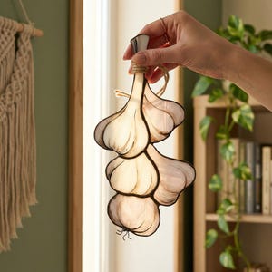 Atrapasueños de vidrieras con forma de ajo, decoración acogedora para la ventana de la cocina