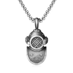 Può includere: Una collana con pendente color argento con un design a casco da sub vintage. Il pendente ha un aspetto dettagliato e invecchiato con una piastra frontale rotonda e il testo "EVBEA" nella parte inferiore. La catena è robusta.