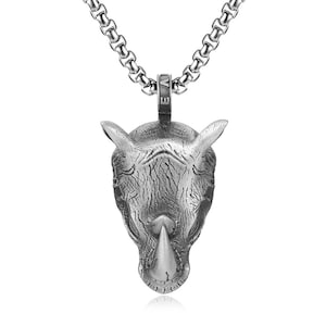 Può includere: Una collana color argento con un ciondolo a forma di testa di rinoceronte dettagliata. Il ciondolo è finemente progettato con dettagli strutturati ed è sospeso da una catena. La collana ha un'estetica classica e maschile.
