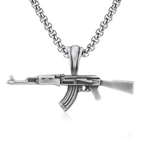 以下が含まれることがあります： シルバーカラーのAK-47ペンダントネックレス。ペンダントは象徴的な銃器の詳細なレプリカで、お揃いのチェーンから吊り下げられています。ネックレスは光沢のある金属素材で作られています。