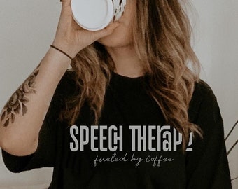 Könnte beinhalten: Ein schwarzes T-Shirt mit dem Text "Speech Therapy fueled by Coffee" in weißen Buchstaben.