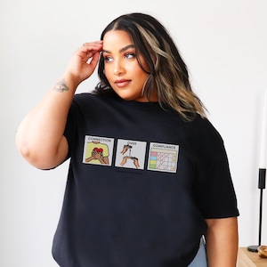 Puede incluir: Camiseta negra con un estampado gráfico de tres ilustraciones. La primera ilustración muestra a una persona con un corazón sobre el pecho. La segunda ilustración muestra dos manos sosteniendo un corazón. La tercera ilustración muestra una lista de verificación con marcas de verificación. El texto "Connection over Compliance" está impreso debajo de las ilustraciones.