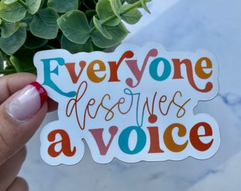 Puede incluir: Una pegatina blanca con el texto "Everyone deserves a voice" en letras estilizadas de colores. Las letras son en tonos de naranja, rojo, rosa, azul y amarillo.