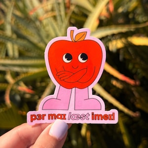 Puede incluir: Una pegatina de manzana rosa y roja con una cara sonriente y los brazos cruzados. La pegatina dice "p3r mai laest imerl".