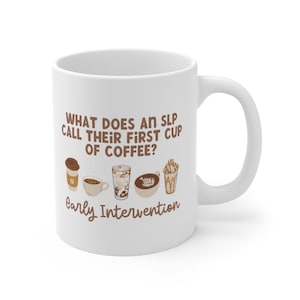 Puede incluir: Taza de café de cerámica blanca con texto marrón que dice "What does an SLP call their first cup of coffee? Early Intervention". La taza tiene una ilustración marrón de cinco bebidas de café diferentes.