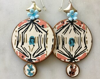 Tapa Cloth (white) Statement Earrings - Lightweight Chandelier -  Mid-century Modern Vintage Wallpaper Border Trim