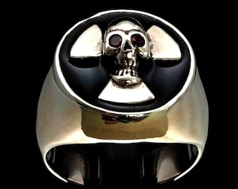 Sterlingzilveren ring met radioactieve schedel en rode zirkonia-ogen