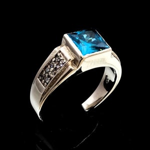 Classic Sterling silver men&#39;s ring with a stunning Princess cut Blue CZ and 16 small White CZs high polished 925 silver