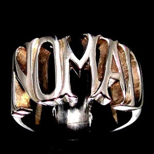 Bikerring i sterlingsilver: Nomadring med ett ord och fet bokstav
