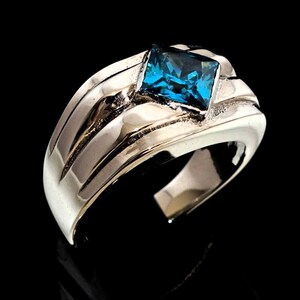 Anello da uomo in argento sterling: zirconia cubica blu taglio principessa