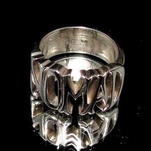 Anillo de motociclista de plata esterlina Nomad One word Letras en negrita Anillo de palabra de plata 925 altamente pulido