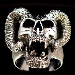 Anello in argento sterling con teschio di diavolo con corna di ariete: gioielli da motociclista anticati