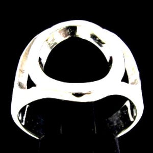 Anillo de plata de ley con inicial Omicron, letra mayúscula del alfabeto griego, plata 925 muy pulida