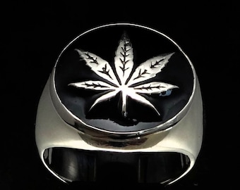 Anillo de hoja de marihuana en plata de ley con esmalte negro