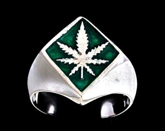 Anillo de plata de ley con forma de hoja de marihuana y diamante esmaltado verde.
