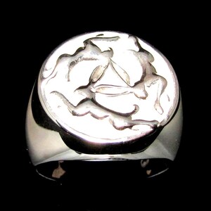 Ring i sterlingsilver med tre harar: Tennkaninerna, forntida keltisk triskelion, vit emalj