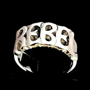 Anillo de plata de ley con letras Rebel de una palabra en negrita y plata 925 muy pulida
