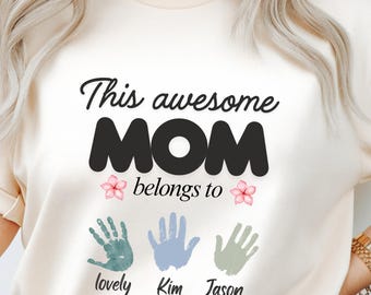 Camiseta personalizada para mamá con nombres de disfraces, esta increíble mamá pertenece a Camiseta con huella de mano, Camiseta familiar,