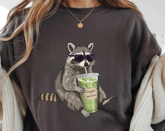 Camiseta de mapache bebiendo matcha, camiseta de mapache amante del matcha, camiseta divertida de mapache, camiseta con meme estético, animal lindo, camiseta gráfica,