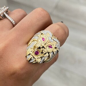 Bague tête de lion en cz rouge 14 carats