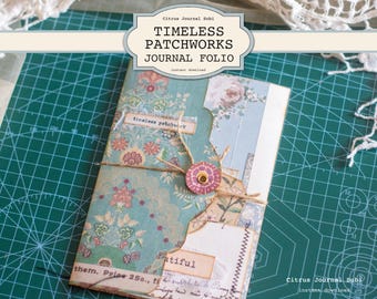 Peut inclure: Un folio de journal avec un motif floral et patchwork. La couverture est turquoise avec des motifs floraux et une fermeture à bouton rose. Le texte "Timeless Patchworks Journal Folio" est affiché en haut. Le journal est attaché avec de la ficelle.