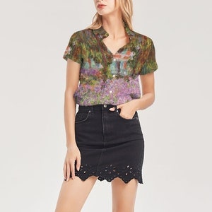 Könnte beinhalten: Eine Frau trägt ein kurzärmeliges Hemd mit Knöpfen und einem bunten Blumenmuster sowie einen schwarzen Jeansrock mit einem gewellten Saum. Sie trägt klare Sandalen mit Absatz.