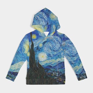 Puede incluir: Una sudadera con capucha azul y amarilla con una impresión de la pintura "La noche estrellada" de Vincent van Gogh.