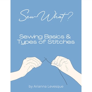 Peut inclure: Une couverture de livre bleue avec le titre "Sew What? Sewing Basics & Types of Stitches" et le nom de l'auteur "by Arianna Levesque". La couverture présente un dessin au trait de deux mains tenant une aiguille et du fil.