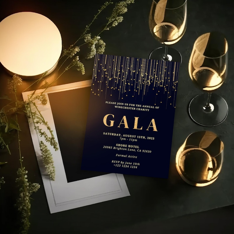 Puede incluir: Una tarjeta de invitaci&oacute;n azul marino con letras doradas para un evento de gala. La tarjeta presenta un dise&ntilde;o de l&iacute;neas doradas con peque&ntilde;os puntos dorados sobre un fondo azul oscuro. El texto dice "&Uacute;nase a nosotros para el evento anual de Winchester Charity Gala S&aacute;bado, 15 de agosto de 2023 7pm-11pm Shore Hotel 26985 Brighton Lane, CA 92630 Vestimenta formal RSVP antes del 10 de junio -123 1234 1234"