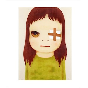 Può includere: Un dipinto di una ragazza con i capelli castani e una camicia verde. Ha una benda bianca sull'occhio destro con una croce marrone.