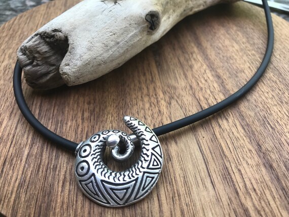 Really refined cheap black necklace