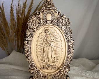 Ícone de Virgem de Guadalupe esculpido em madeira, arte católica para parede.