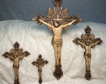 Houten kruisbeeld met Jezus Christus - Religieuze muurkunst en christelijk woondecoratie - Kruis van onze Heer Jezus de Verlosser