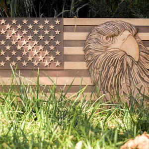Rustikale hölzerne amerikanische Flagge mit 3D Adler, amerikanischer Adler, Weißkopfseeadler, gravierter, geschnitzter Holzfahnenadler