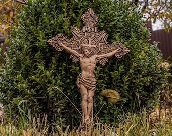 Holzkruzifix mit Jesus Christus - Religiöse Wandkunst und Christliche Wohnkultur - Unser Herr Jesus das Retterkreuz