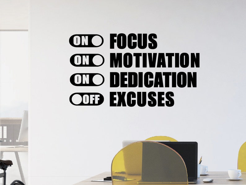 Peut inclure: Autocollant mural noir et blanc avec les mots "ON FOCUS", "ON MOTIVATION", "ON DEDICATION" et "OFF EXCUSES" &eacute;crits en caract&egrave;res gras. Les mots sont dispos&eacute;s verticalement avec un graphique de commutateur &agrave; bascule &agrave; c&ocirc;t&eacute; de chaque mot.