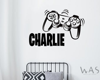 Puede incluir: Pegatina de pared en blanco y negro de un mando de videojuego con el nombre Charlie debajo. La pegatina está en una pared blanca.