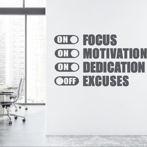 Peut inclure: Un autocollant mural de motivation avec un design de commutateur &agrave; bascule. Le texte indique "ON FOCUS", "ON MOTIVATION", "ON DEDICATION" et "OFF EXCUSES".