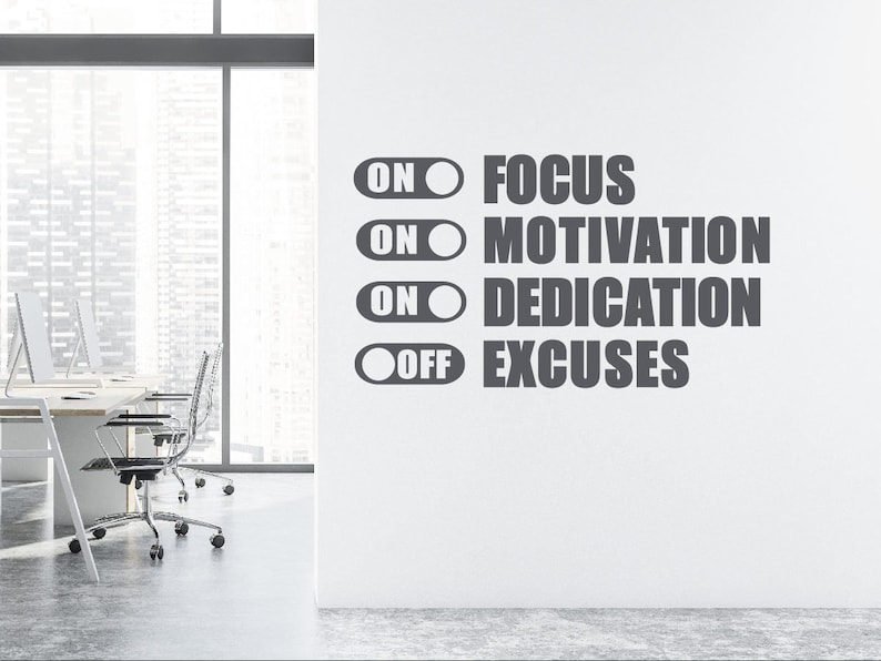 Peut inclure: Un autocollant mural de motivation avec un design de commutateur &agrave; bascule. Le texte indique "ON FOCUS", "ON MOTIVATION", "ON DEDICATION" et "OFF EXCUSES".