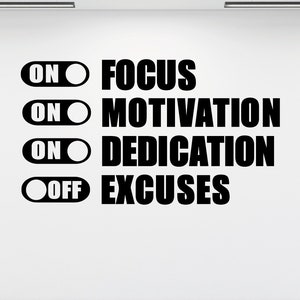 Peut inclure: Autocollant mural noir et blanc avec les mots "ON FOCUS", "ON MOTIVATION", "ON DEDICATION" et "OFF EXCUSES" avec un graphique de commutateur &agrave; bascule &agrave; c&ocirc;t&eacute; de chaque mot.