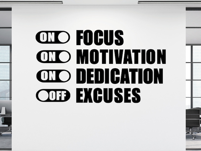 Peut inclure: Autocollant mural noir et blanc avec les mots "ON FOCUS", "ON MOTIVATION", "ON DEDICATION" et "OFF EXCUSES" avec un graphique de commutateur &agrave; bascule &agrave; c&ocirc;t&eacute; de chaque mot.