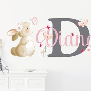 Adesivo murale personalizzato con nome della bambina e simpatico coniglietto dei cartoni animati, adesivi murali a forma di farfalla con bacio di coniglio, decorazione murale a forma di coniglietto per la cameretta dei bambini.