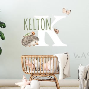 Calcomanías de pared con nombre personalizado y erizo de acuarela, letra inicial y nombre de niño con calcomanías de pared de mariposa y caracol