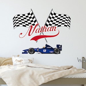 Personalizowane naklejki ścienne z flagami samochodów wyścigowych, naklejka winylowa w kratkę do pokoju dziecięcego dla chłopców, flaga wyścigowa z nazwą, naklejki z samochodami Formuły 1 do pokoju dziecięcego