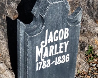 Peut inclure: Une pierre tombale noire et grise avec l'inscription "JACOB MARLEY 1783-1836".