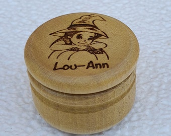 Boite dent de Lait en bois Modèle Lou-Ann  Diam  45 mm  Hauteur 33 mm avec couvercle vissé