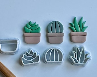 Peut inclure: Ensemble de six emporte-pièces en forme de succulentes et de cactus. Les emporte-pièces sont en plastique blanc et sont conçus pour découper des formes dans la pâte à biscuits.