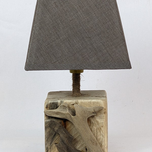 Lampe de chevet en bois flotté