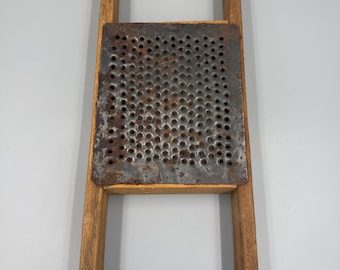 Rallador de cocina antiguo de madera rústica, herramienta de cocina de granja perforada a mano, decoración campestre rústica